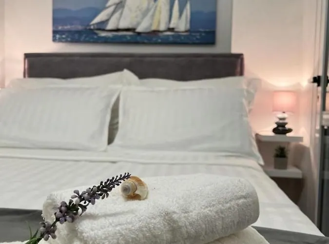 Imperium Ii - Beachfront Znjan Apartment Split